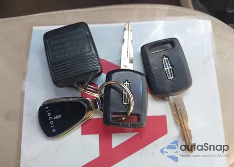 2005 Lincoln Town Car Signature Limited из США, поврежденный, VIN 1LNHM82W95Y615044